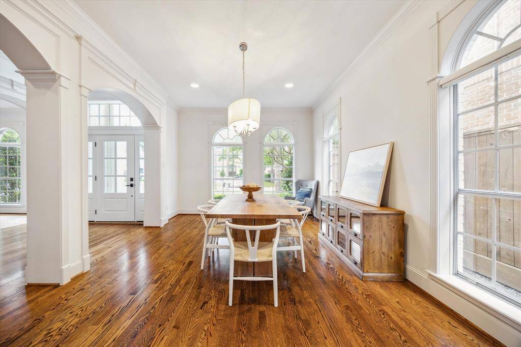 The dining room is an ideal space for entertaining, seamlessly connecting to the butler’s pantry and offering convenient access to the kitchen, living room, and game room.