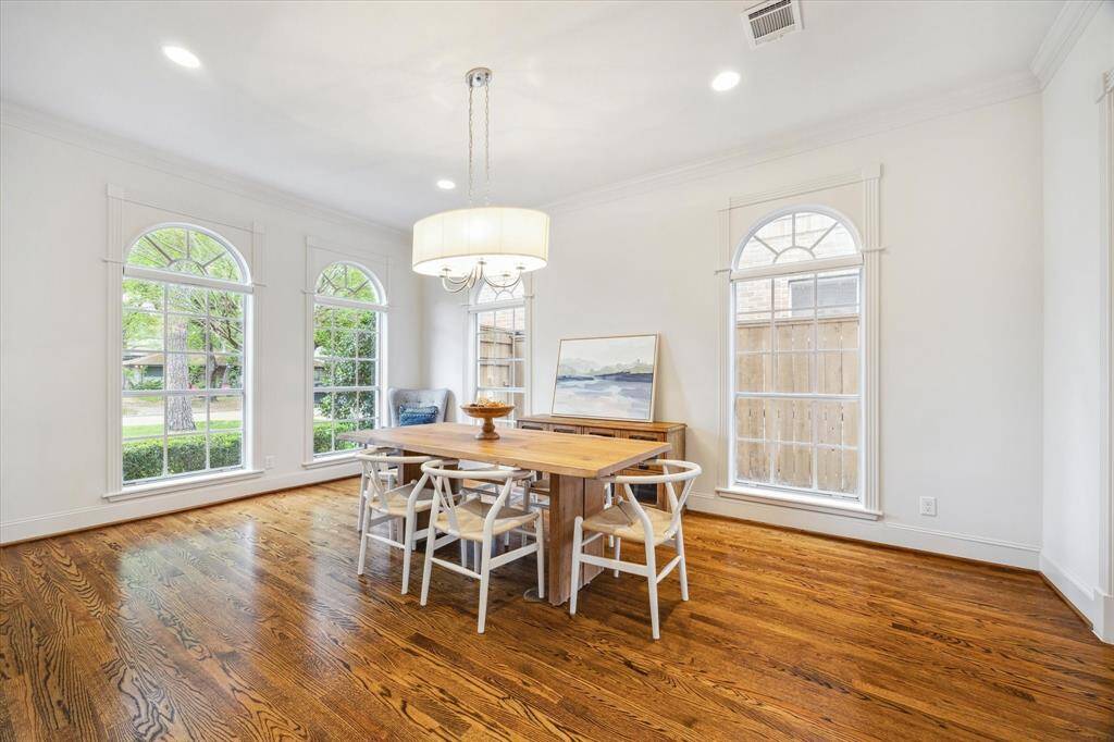 Notice the windows, extending all the way down to the baseboards, creating a seamless flow of light and enhancing the room’s spacious feel.