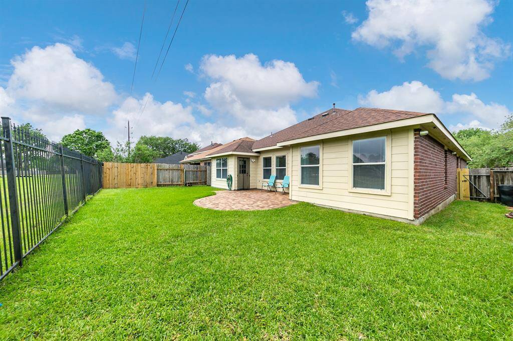 The well-sized backyard features a spacious patio, perfect for outdoor entertaining, with picturesque views of the lake offering a serene, setting to relax and enjoy the natural beauty of the surroundings.
