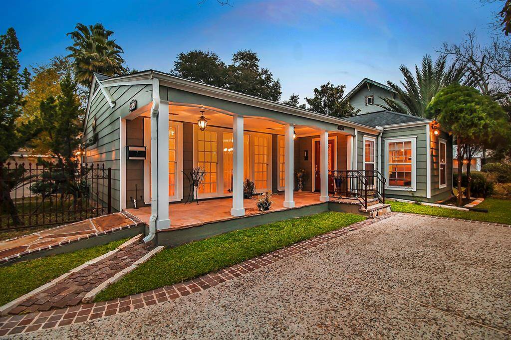 This well-maintained hill country style home sports a cozy covered front patio leading to the main entrance. Natural flagstone stairs and side-ramp provide flexible access to the front of the house. Pea gravel guest parking area is bordered with granite cobble stones.