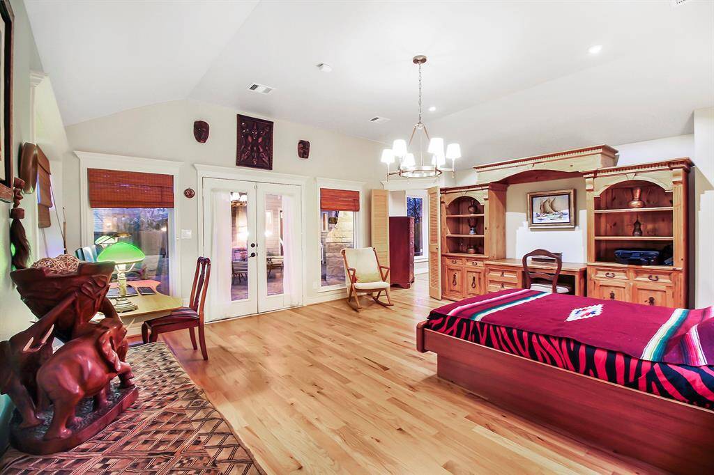 This view further enhances the spaciousness of this room and its closeness to the great backyard area.