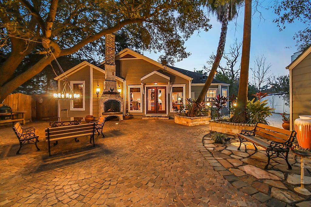 A very cozy and large hand laid granite cobble stone/flagstone combo back-yard patio is an entertainer dreamland. It is fully shaded by mature oak and palm trees, making year-round outdoor entertainment possible. Outdoor lighting package ensures that your guests stay long and can enjoy the custom built outdoor wood burning fireplace, built out of Austin white limestone.