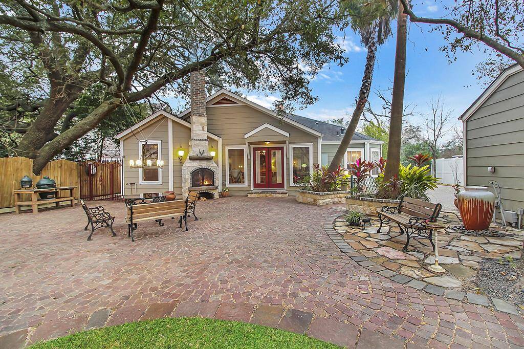 Let’s revisit the backyard patio with a day picture. Observe overarching mature oak and palm trees, which provide shade throughout the summer. Private outdoor entertainment is possible year-round here.