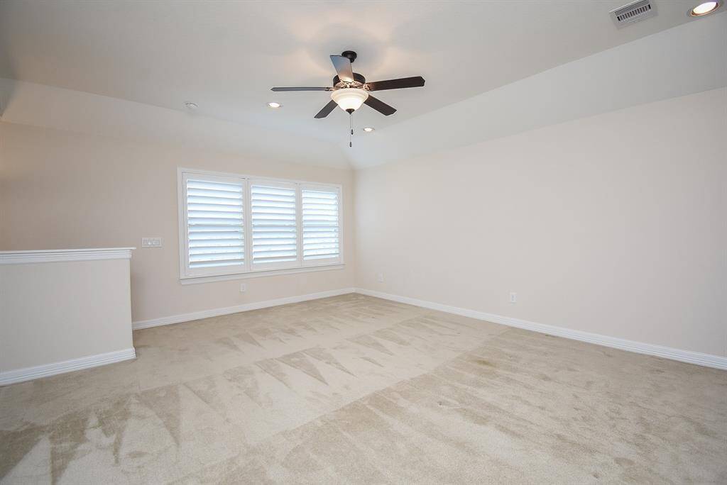 Just upstairs, you’ll find a spacious, light-filled room that’s ready to match your lifestyle. Whether you dream of a cozy TV room, an inspiring home office, a fun playroom, or a welcoming guest suite—this flexible space is your blank canvas.