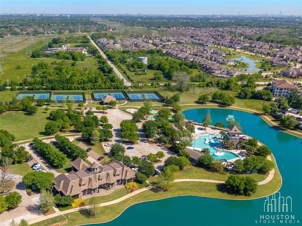 From lighted tennis courts and fitness facilities to resort-style pools with lake views, Riverstone offers the ultimate in luxury amenities—all just steps from home.