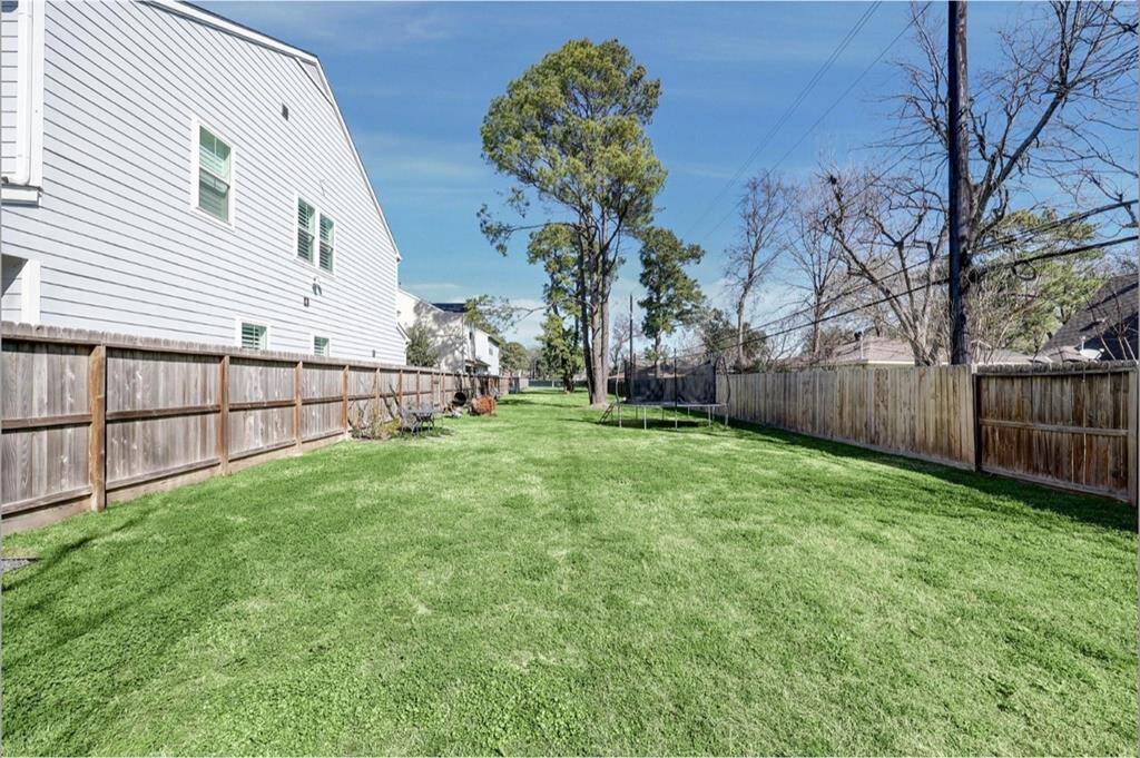 The large community green space is great for kids & pets alike!