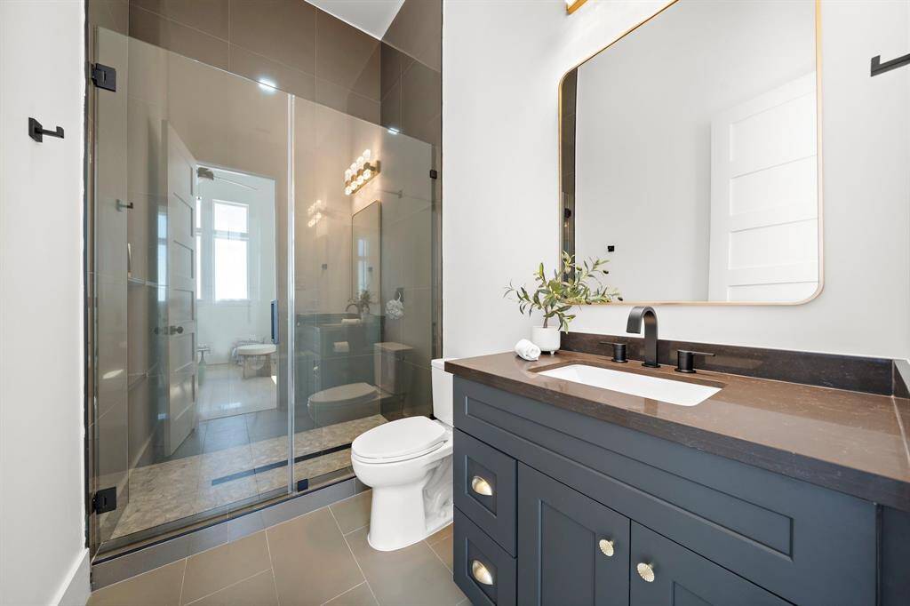 Secondary En-suite.