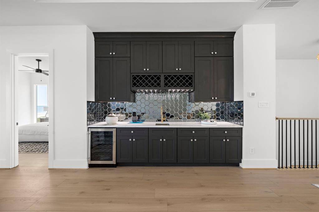 In the 2nd Level you will find a wine bar with its own small refrigerator.