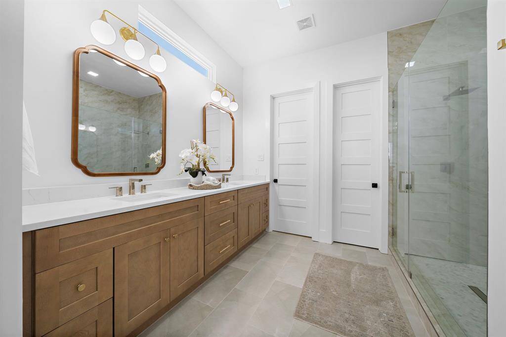 Third En-suite.