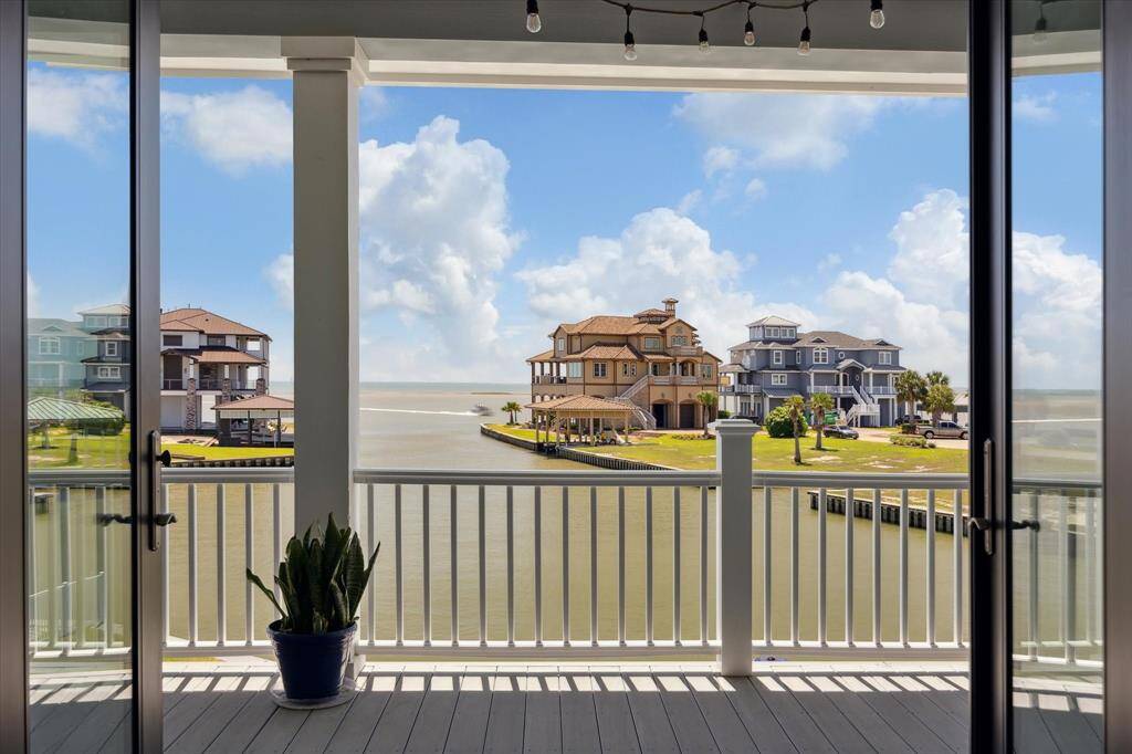 Enjoy the best of coastal living with stunning waterfront bay views. Whether you're relaxing on the balcony or entertaining by the water, the serene bay views provide a picturesque backdrop and a true sense of tranquility