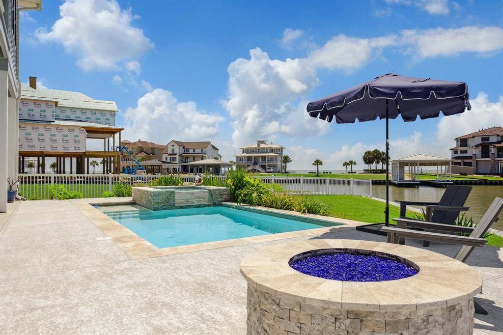 Enjoy an evening with friends & family around the gas fire pit while gazing at the stars