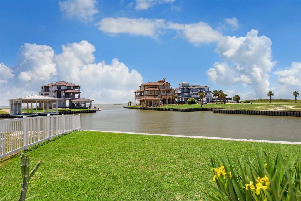 Just look at those views! A fence can be added along the bulkhead if needed