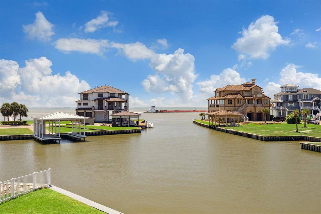 Direct access to the Intracoastal Waterway...just a moments boat ride and you're on the bay! Enjoy watching the barges and boaters throughout the day and evening - moving art!