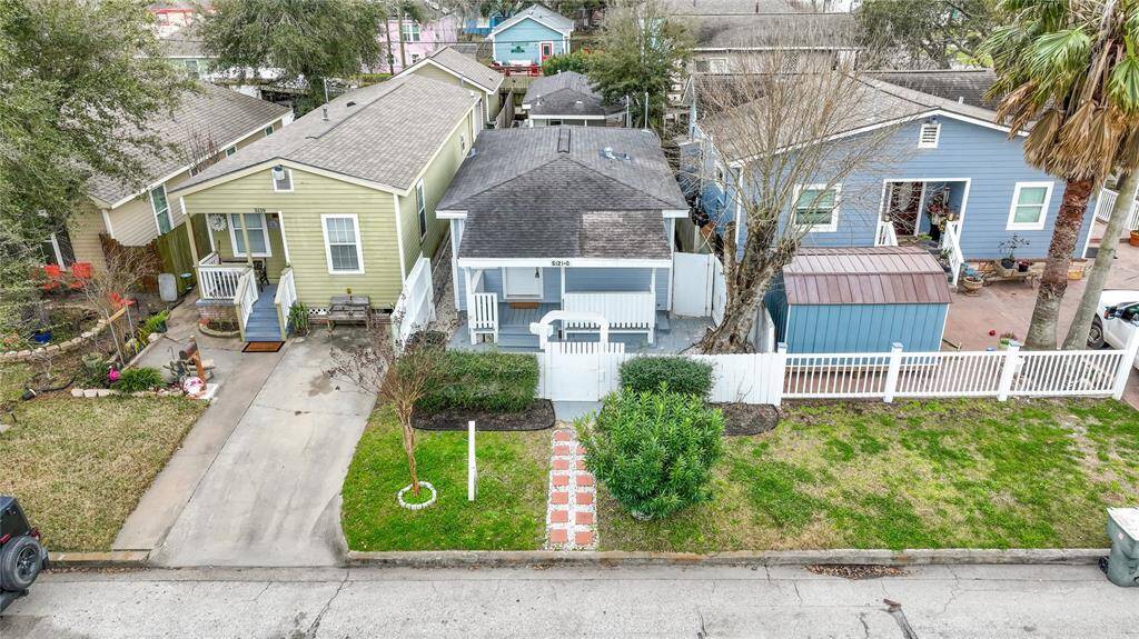 Great location! Right in the heart of the island, this home is perfect for anyone who loves this local community!