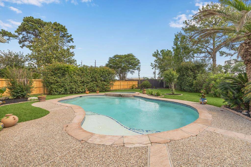 Imagine the summer fun waiting in your own backyard oasis—featuring a sparkling pool with an attached spa, perfect for relaxing weekends, pool parties, and sunset soaks.