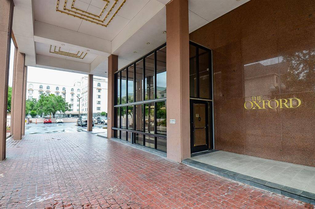 Recently updated, this sophisticated high-rise features assigned underground parking, 24-hour concierge service, a resort-style 55’ pool, fully equipped fitness center, library, party room, and conference facilities.