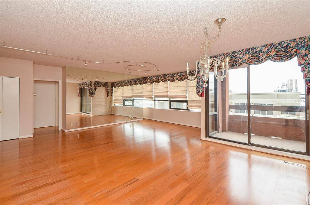 This 8th-floor residence boasts stunning North and West views, with a spacious 40-foot-long open-concept living and dining area that flows seamlessly into the kitchen.
