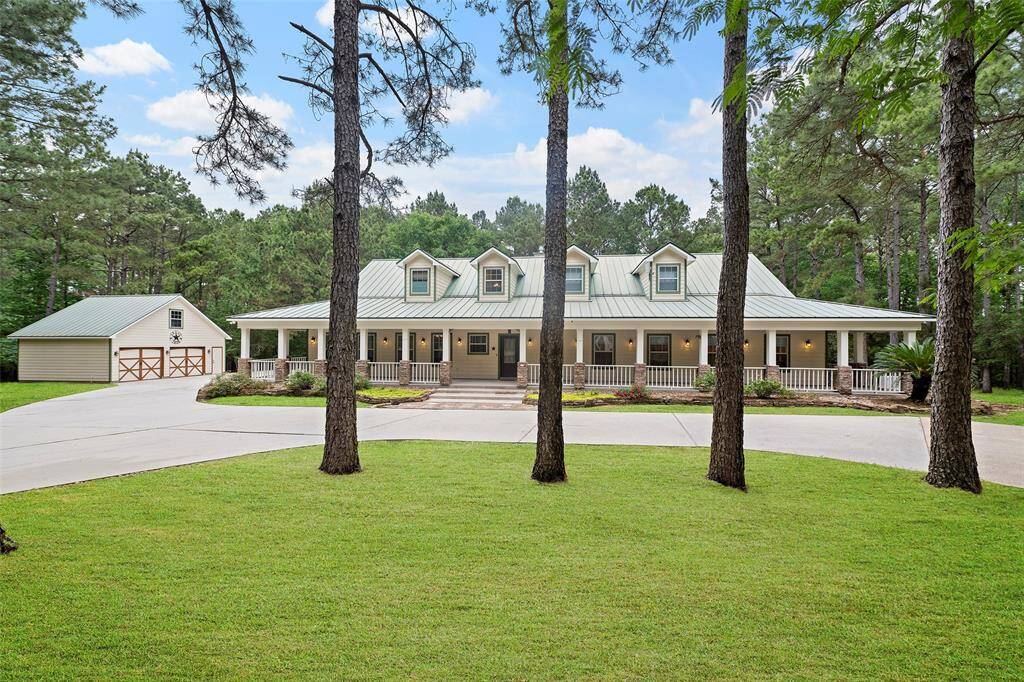 Imagine driving up to your own peaceful oasis after a long day in the city! Surrounded by nature with mature trees, birds and wildlife, takes you to another time and instantly puts you into relaxation mode!