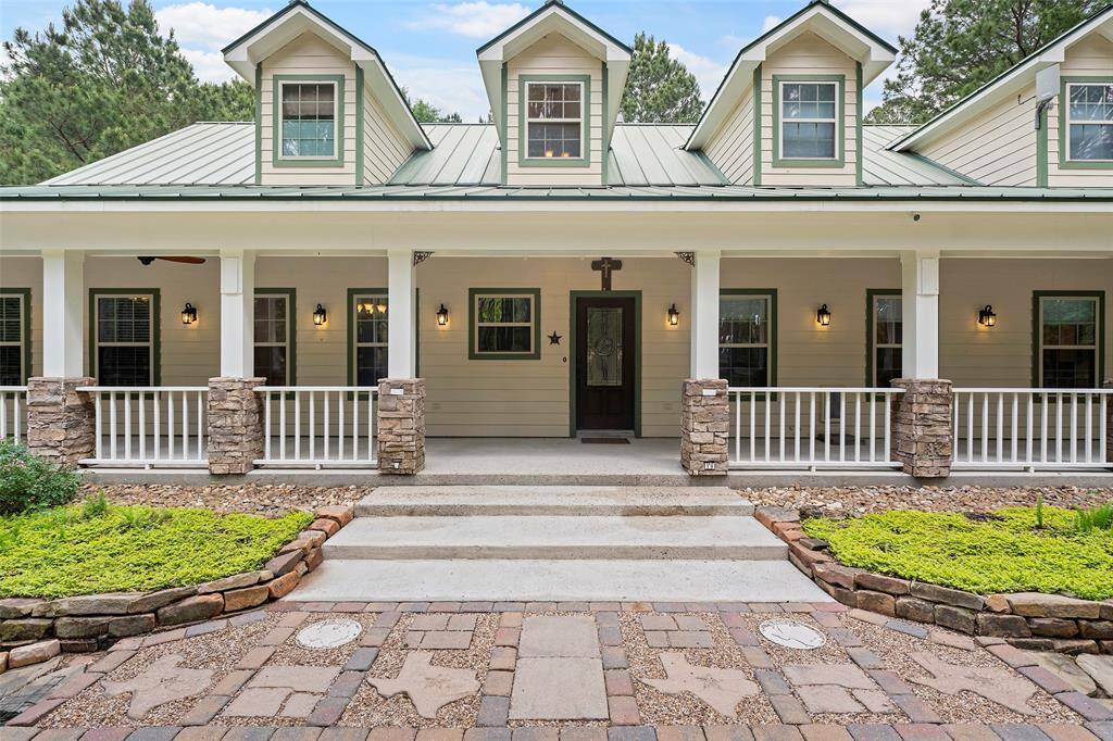 We just LOVE the paved pathway claiming it roots! TEXAS is the place to be! Take a few steps, you'll end up on the expansive covered patio that extends the length of the home! Sit and stay awhile, enjoy your morning coffee listening to the birds and the wind blow in the trees, or maybe grab that book you have been meaning to finish, the choice is yours!