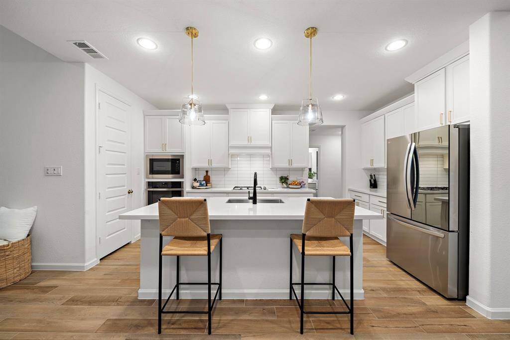 Step into this modern kitchen, wherefunctionality meets sophistication.