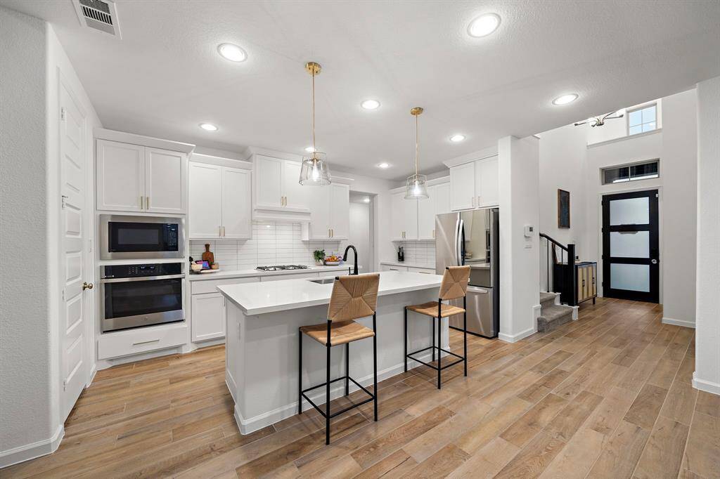 The focal point is a sleek island thatnot only provides additional counterspace but also serves as a casualgathering spot.