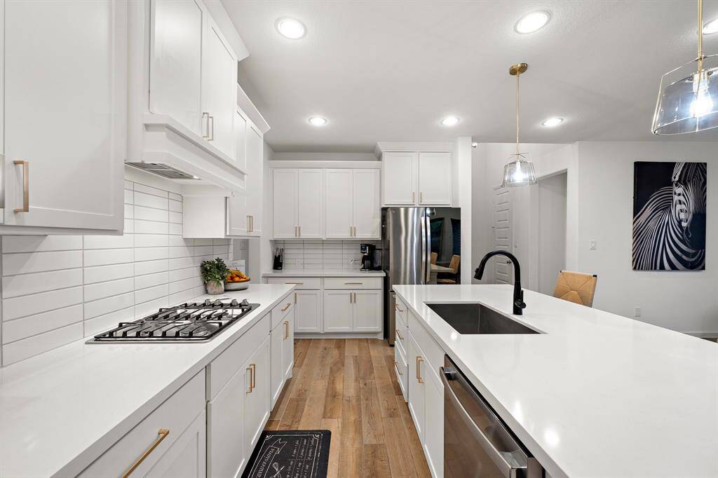 Adorned with a tasteful breakfast bar,the island seamlessly blendspracticality with style, making it theperfect place for quick meals orsocializing while cooking.