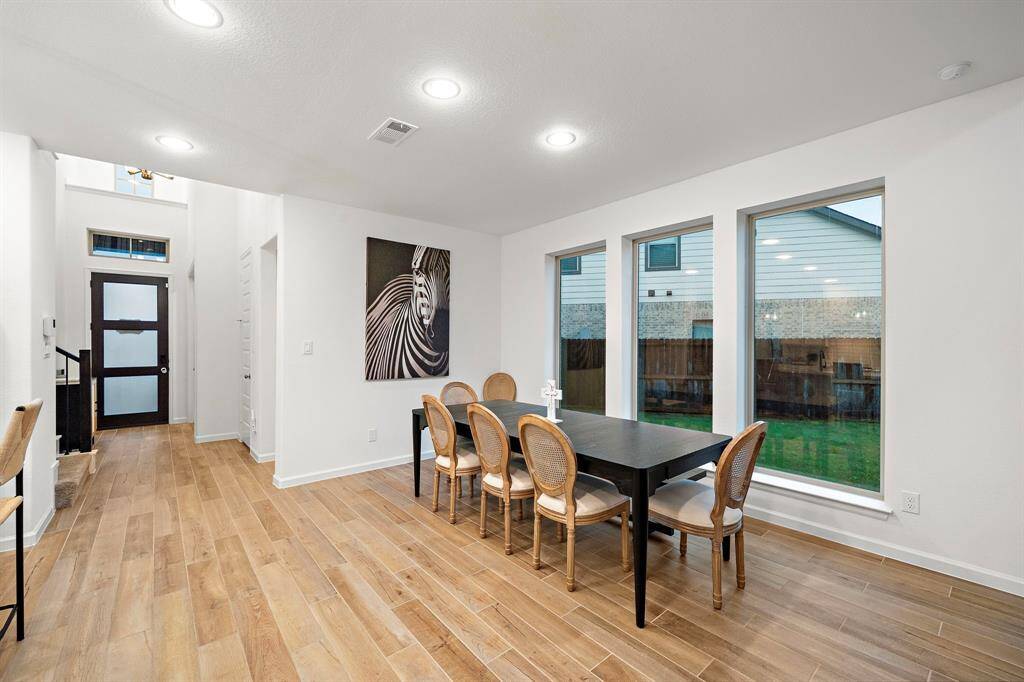 This thoughtfully designed homeseamlessly connects the kitchen witha charming breakfast area.