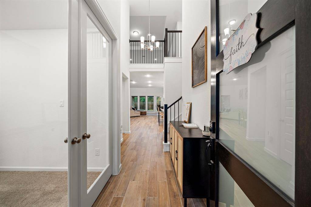 Step into luxury and warmth as youenter this home, where an inviting entryway sets the tonefor a grand living experience.