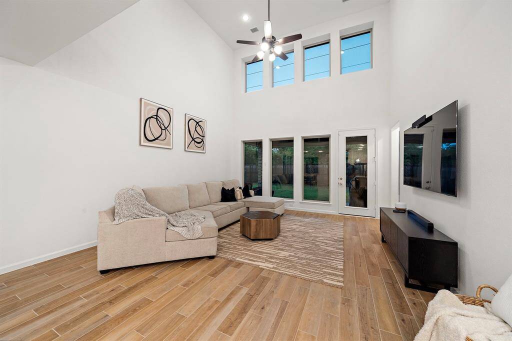 Abundant natural light poursthrough windows, creating a brightand inviting atmosphere.
