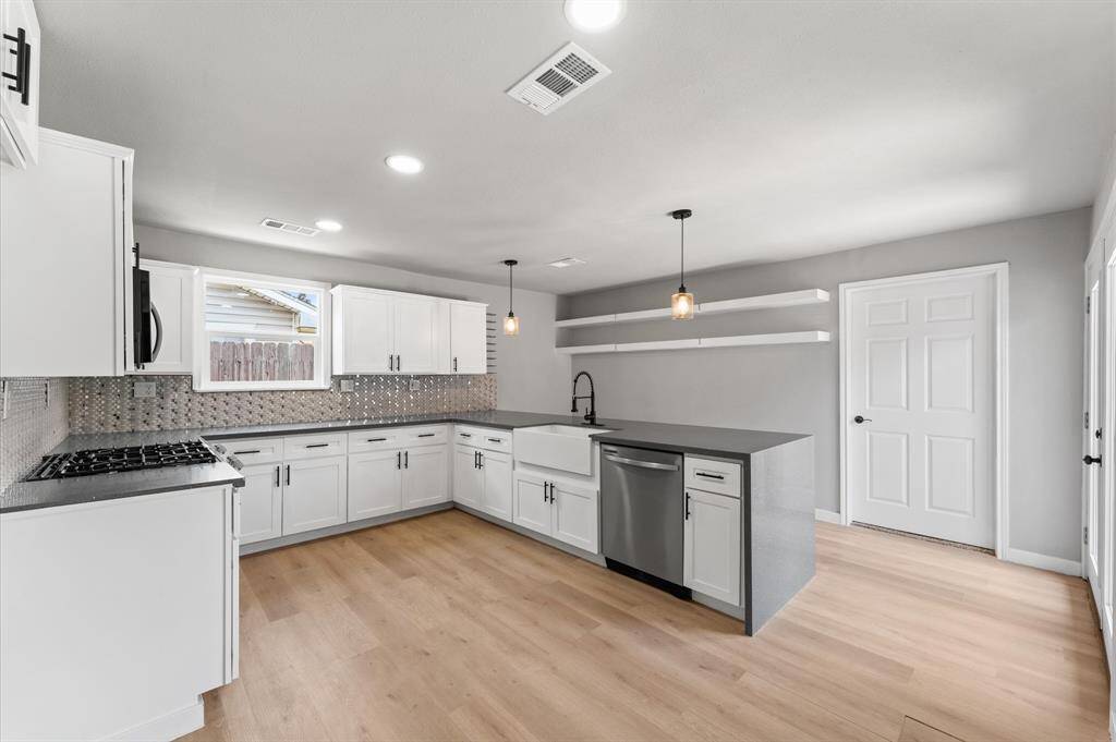 Beautifully designed kitchen with large breakfast bar