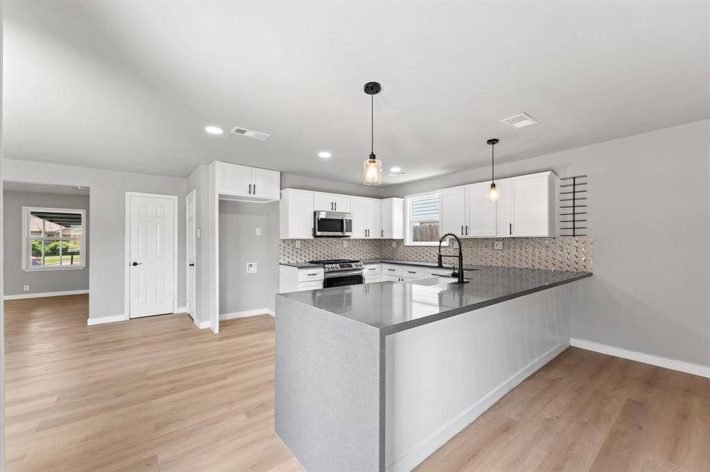 Large Breakfast Bar in Kitchen