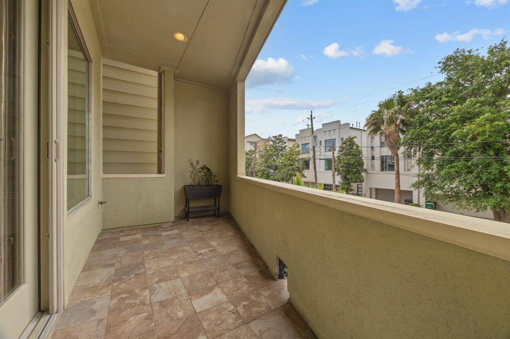 Stainless appliances and excellent storage