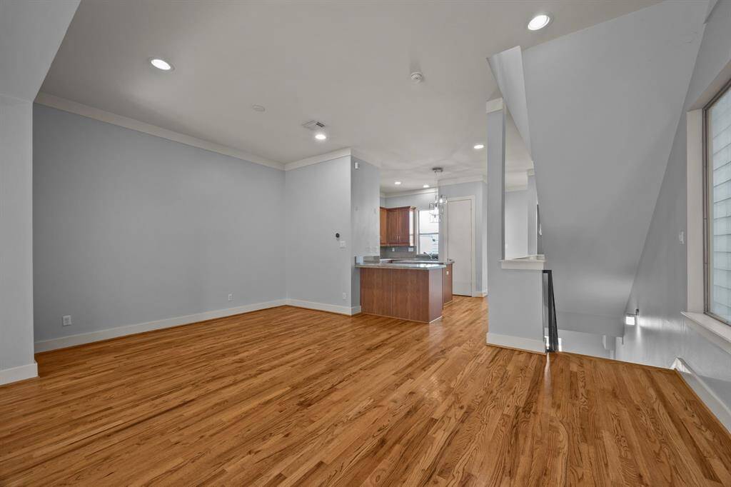 Island & peninsula for great prep space