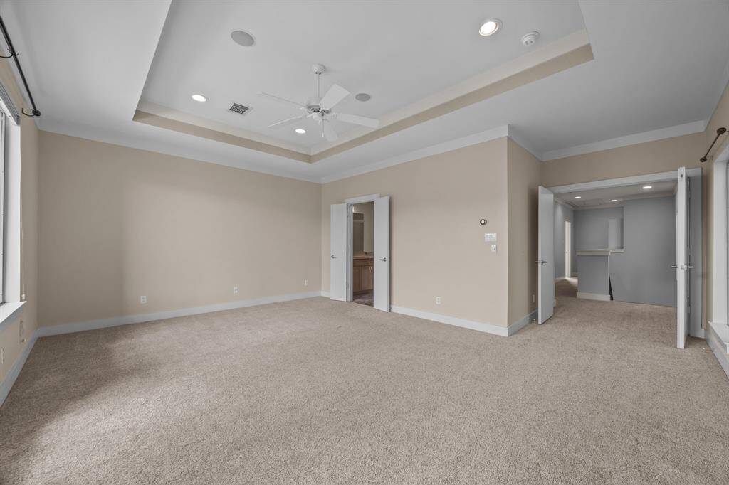 3rd floor bath with granite and extra storage