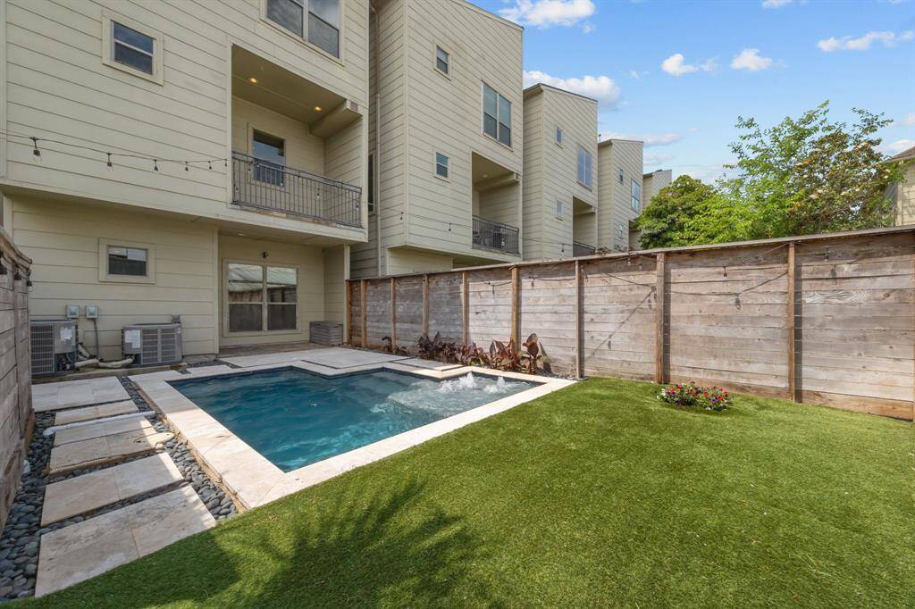 Artificial turf makes this space so versatile