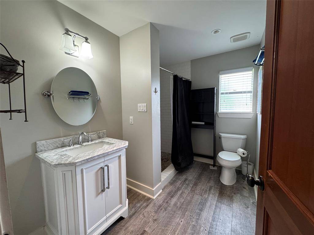2nd Bath located in the hall between bedrooms 2 and 3