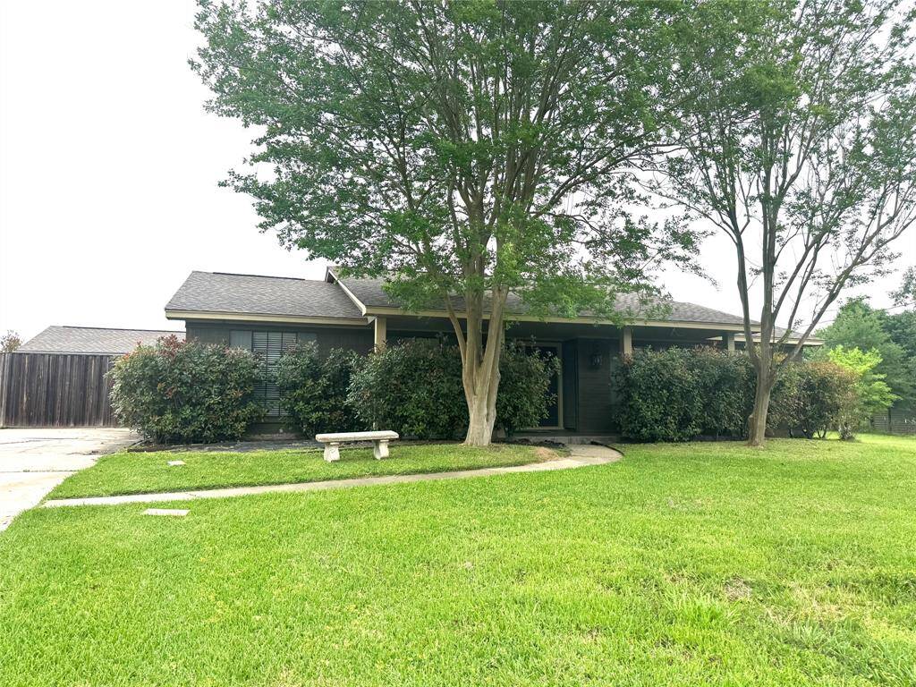 This home sits up on a hill that allow for some of the most amazing views of the lake and neighborhood