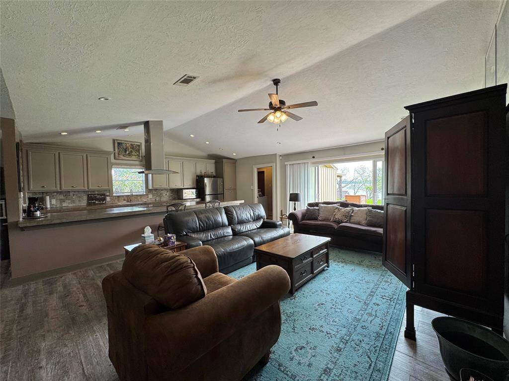 Big open areas that offer you a view of Lake Livingston from everyroom.