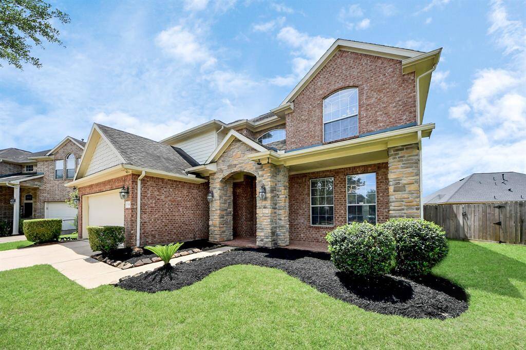 Located on a cul-de-sac lot in Lakes of Savannah, this home has lots to offer!