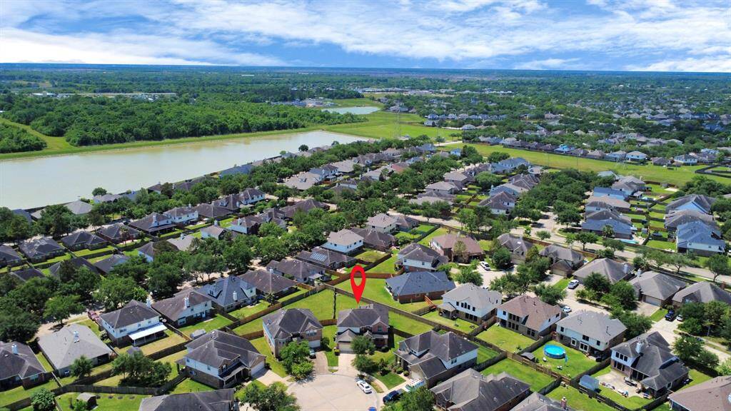 Here is an aerial view of the neighborhood. Located close to Hwy 6 and 288, you will have easy access into downtown Houston, Galleria, Medical Center, and more!