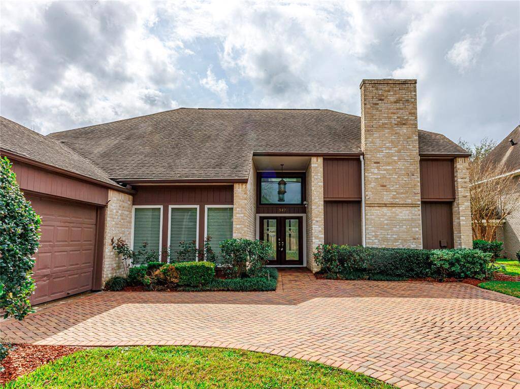 Welcome to country club living.