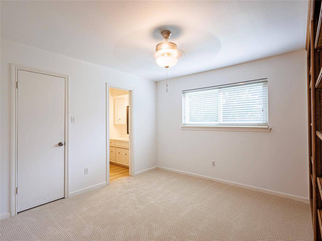 Middle upstairs bedroom