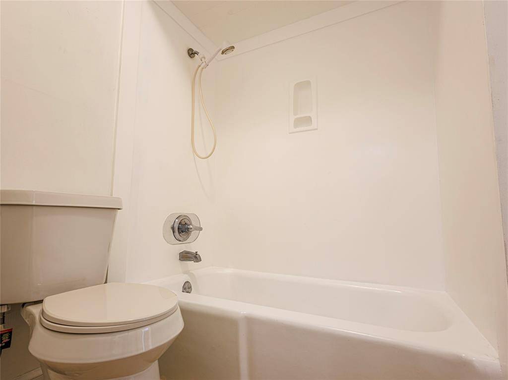 Jack-N-Jill bath between upstairs bathrooms