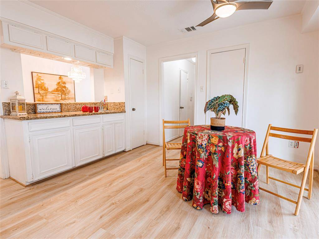 Cheerful breakfast room.