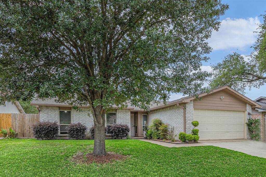 Home is located conveniently near HWY 6 and I-10