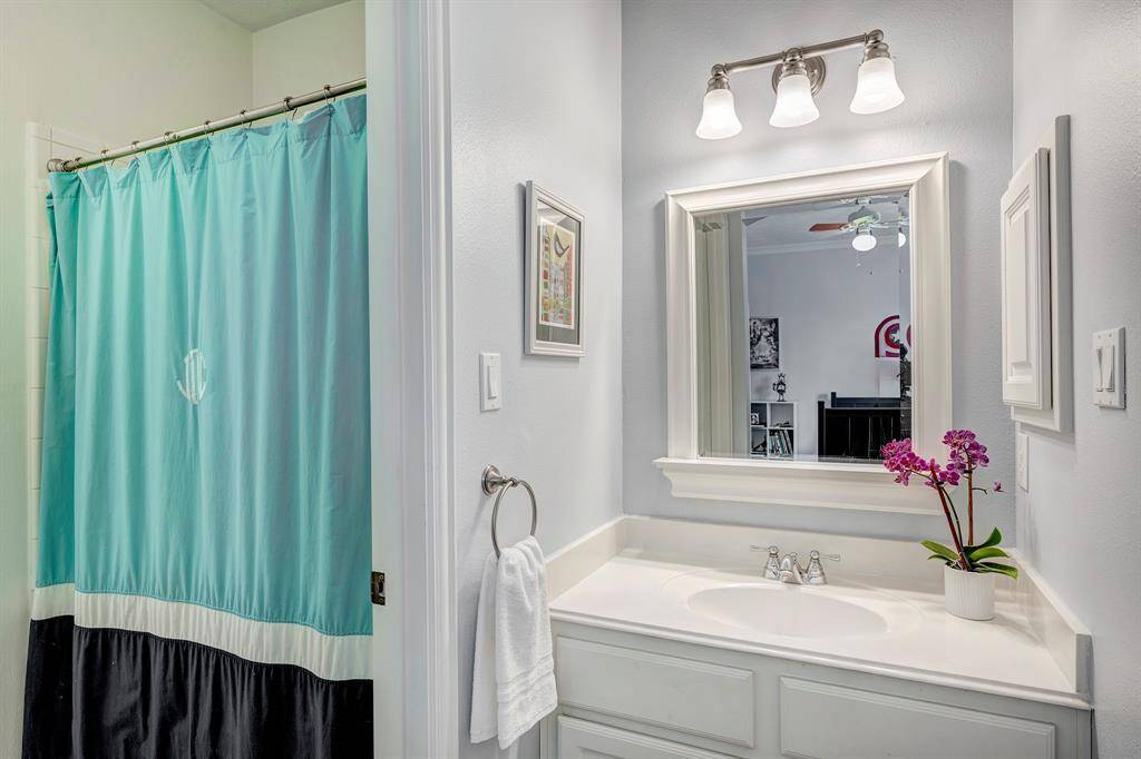 Secondary bath with separate vanity