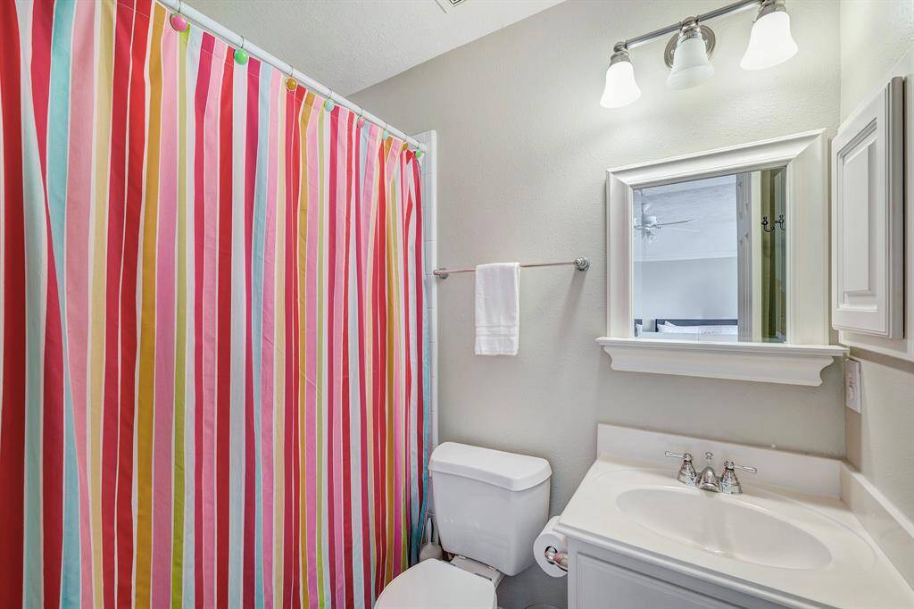 Ensuite bath for third floor bedroom