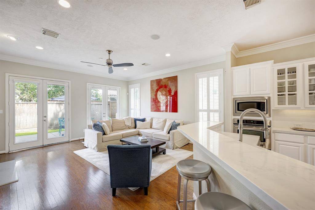 Bright and cheerful living space with great flow to the kitchen
