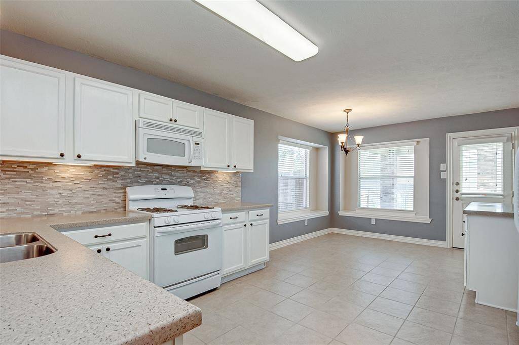 kitchen and breakfast area