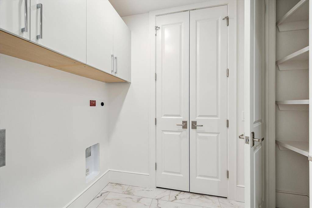 Enjoy the convenience of a catering kitchen and waterfall serving counter. Flat-screen televisions make it easy to catch the big game or your favorite movie in the fifth-floor lounge.